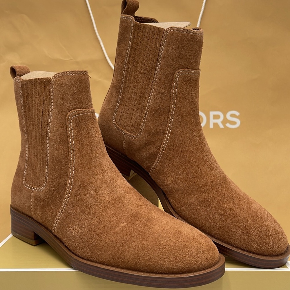 MICHAEL KORS ELLA FLAT BOOTIE SUEDE
49F4ELFE5S
LUGGAGE - Picture 4 of 16